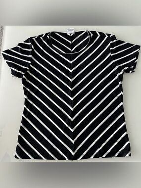 Black & White Striped V-Neck Top FIT size M jersey